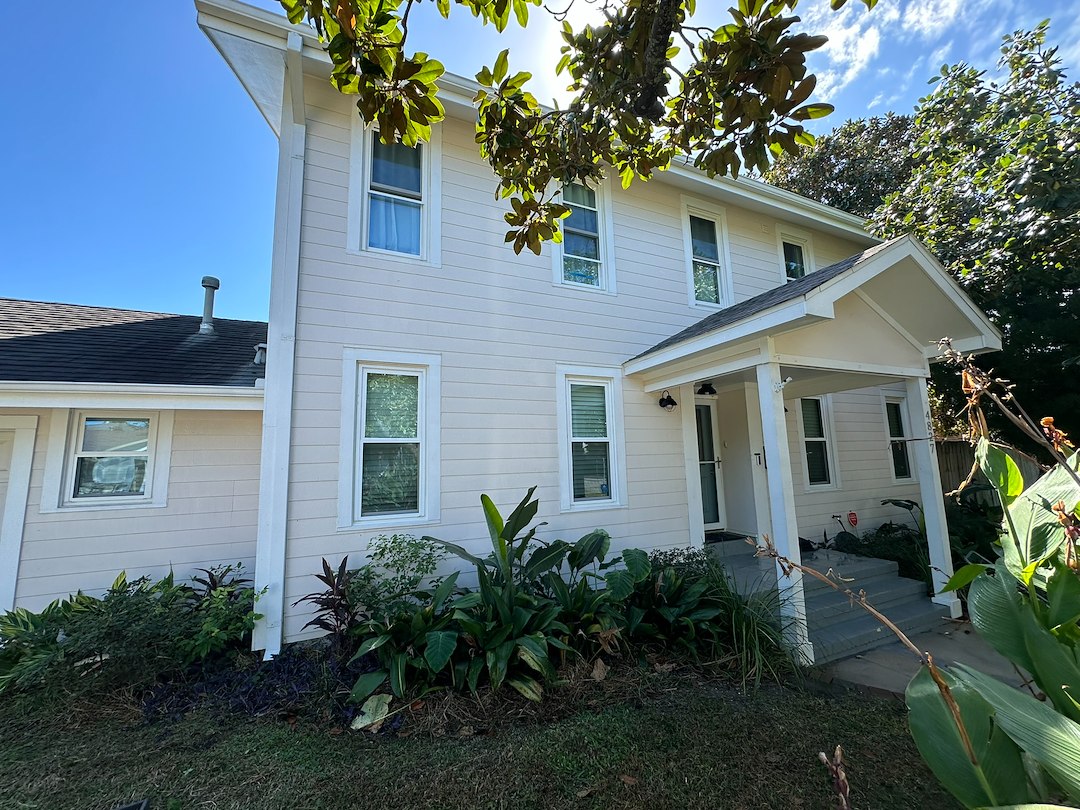 Softwashing a dirty house in Galveston